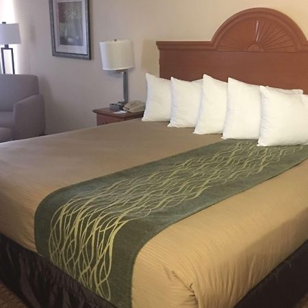 Super 8 By Wyndham Great Bend Hotel Екстериор снимка