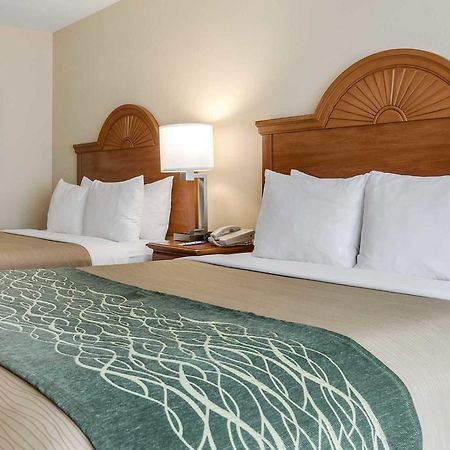 Super 8 By Wyndham Great Bend Hotel Екстериор снимка