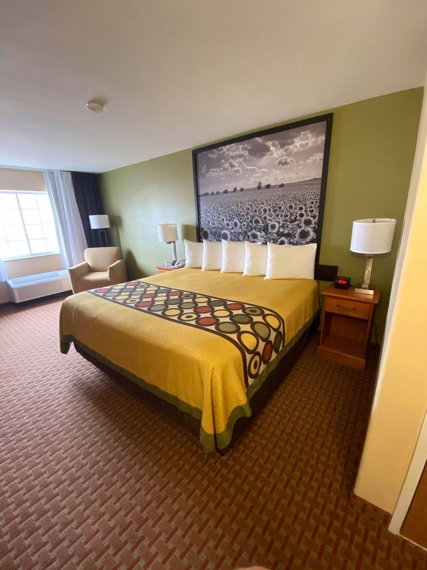 Super 8 By Wyndham Great Bend Hotel Екстериор снимка