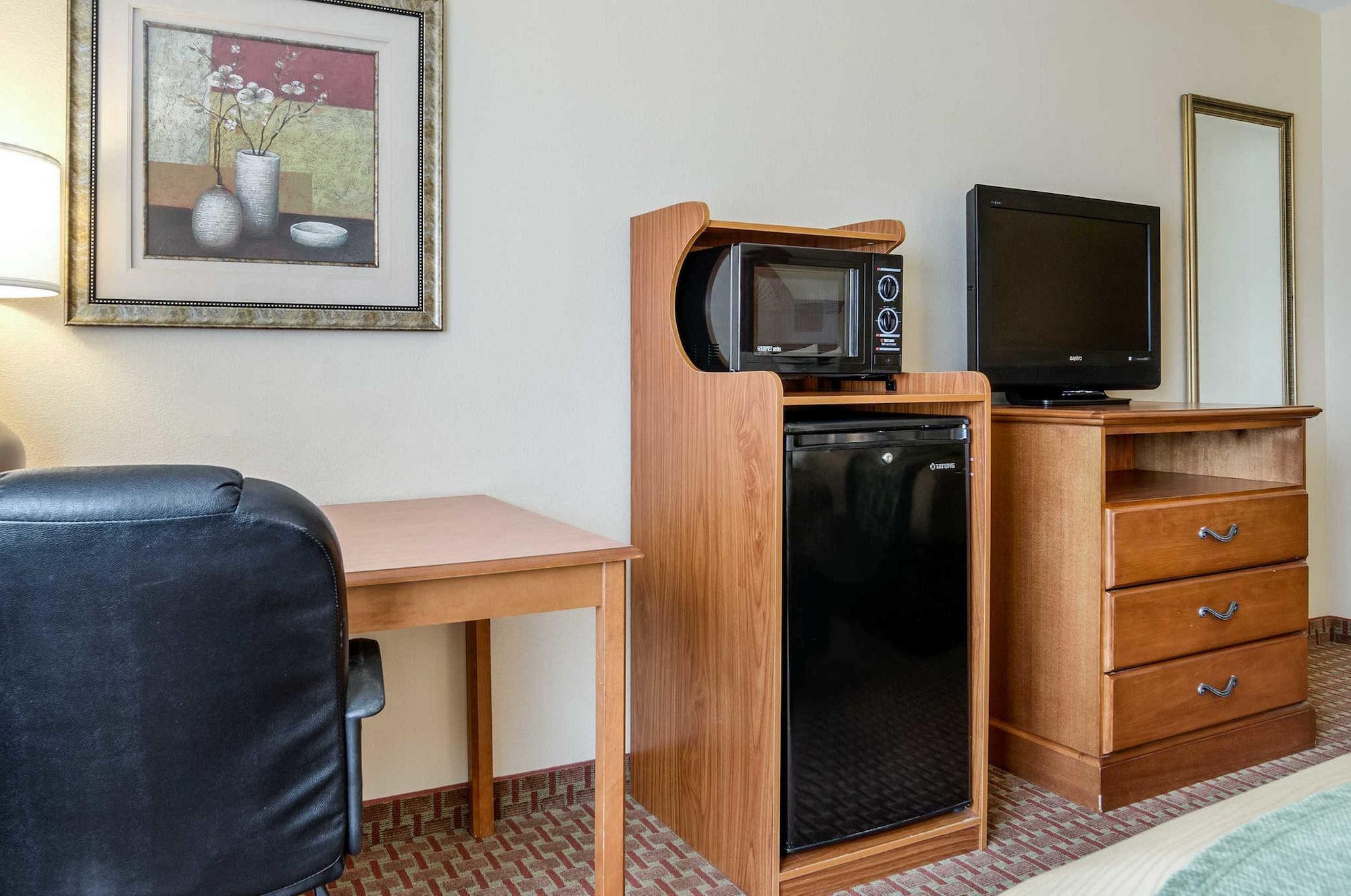 Super 8 By Wyndham Great Bend Hotel Екстериор снимка