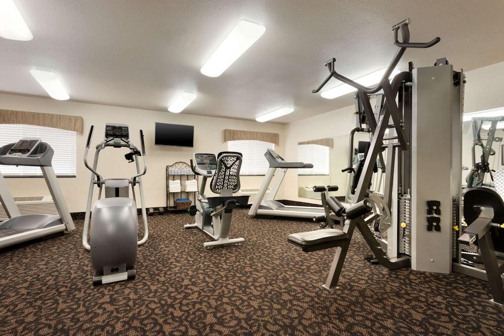 Super 8 By Wyndham Great Bend Hotel Екстериор снимка