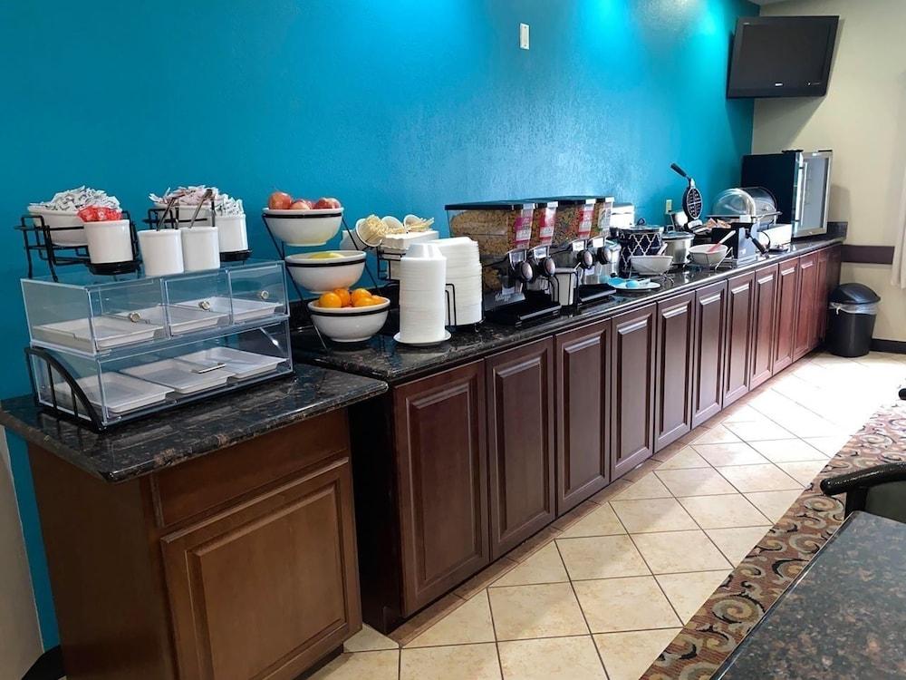Super 8 By Wyndham Great Bend Hotel Екстериор снимка