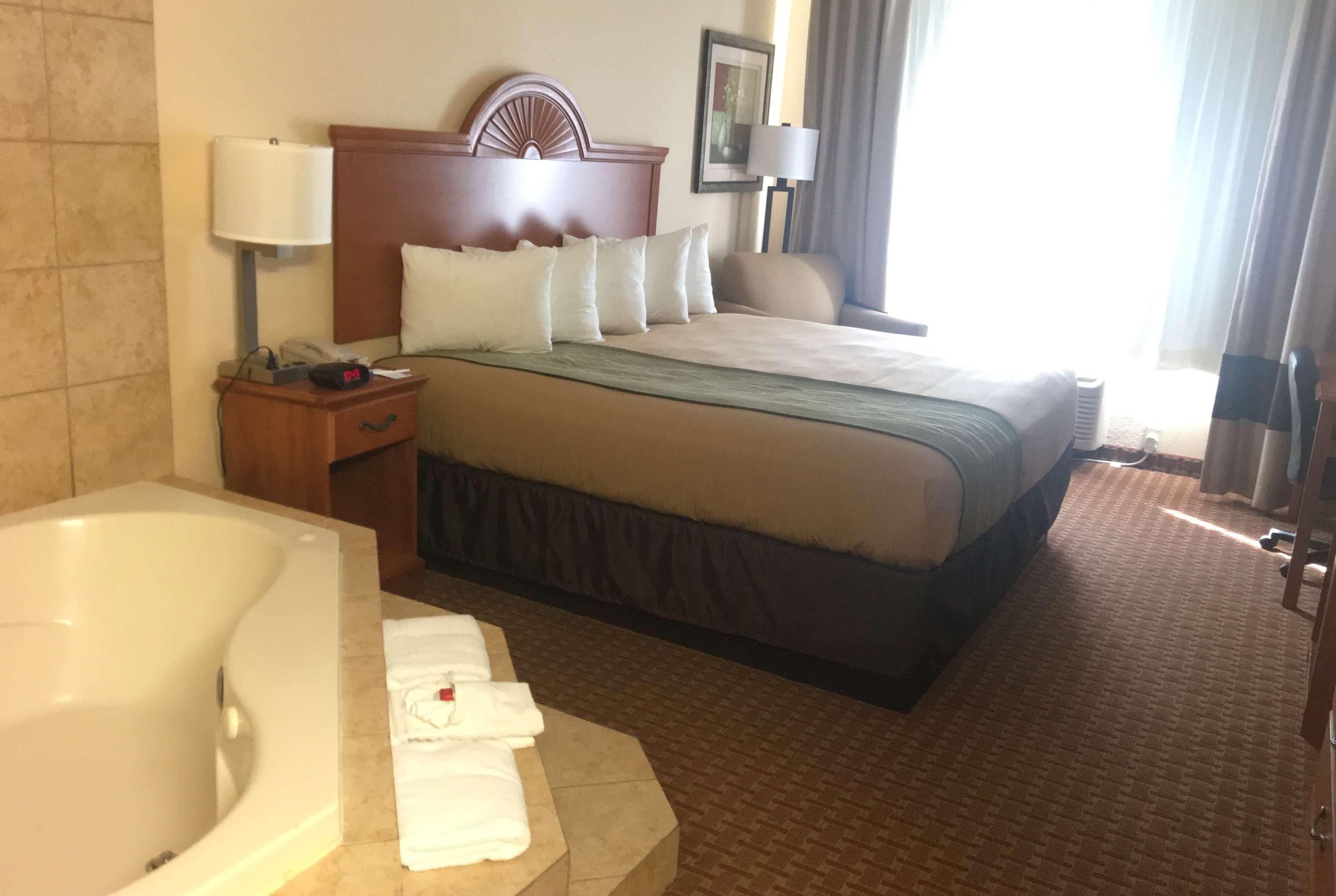 Super 8 By Wyndham Great Bend Hotel Екстериор снимка