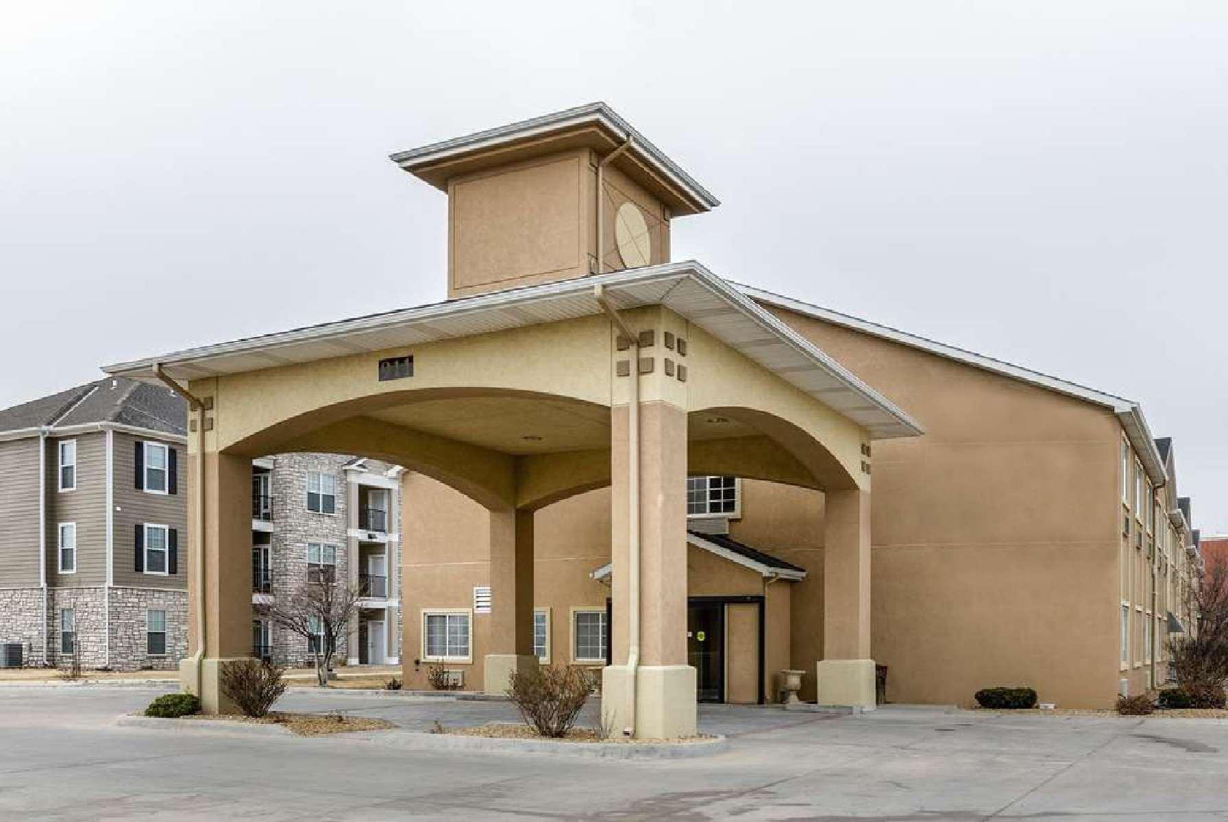 Super 8 By Wyndham Great Bend Hotel Екстериор снимка