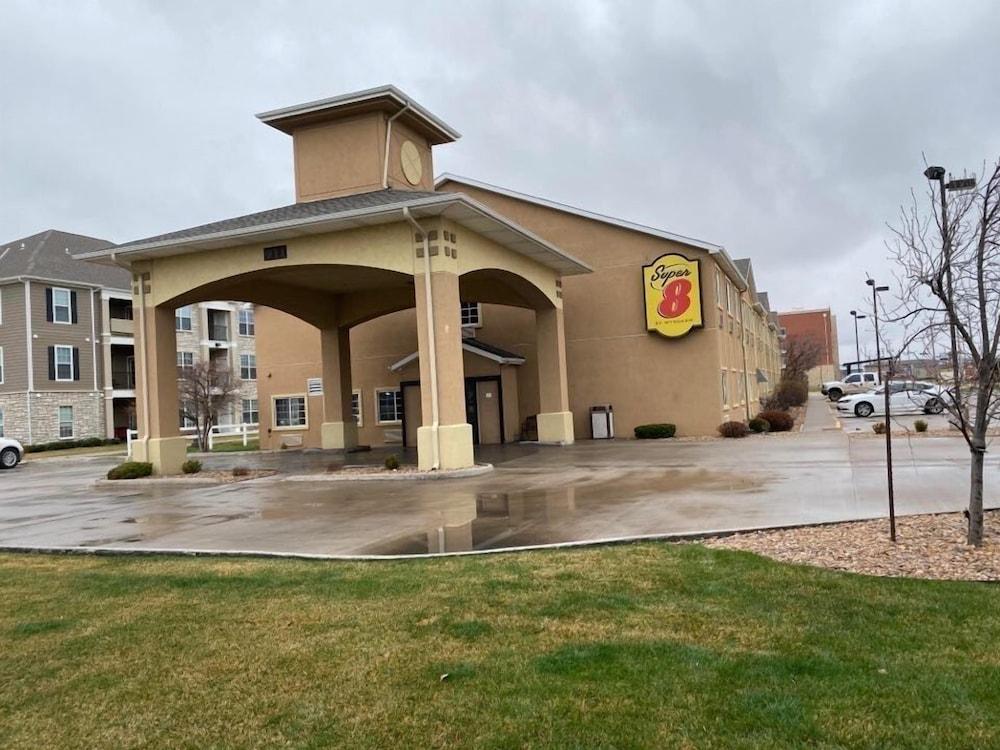 Super 8 By Wyndham Great Bend Hotel Екстериор снимка