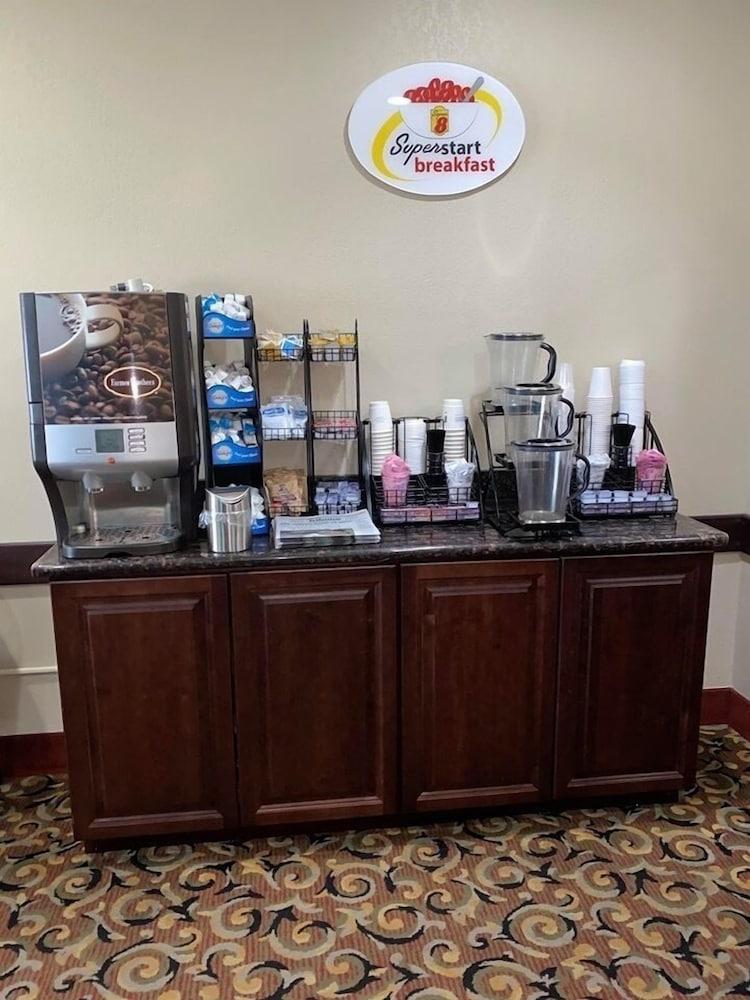 Super 8 By Wyndham Great Bend Hotel Екстериор снимка