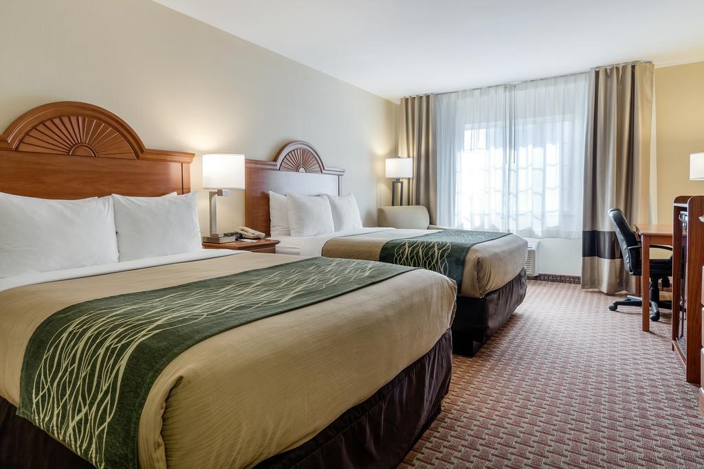 Super 8 By Wyndham Great Bend Hotel Екстериор снимка