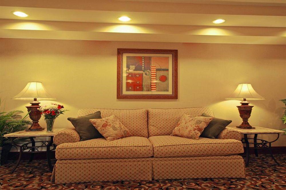Super 8 By Wyndham Great Bend Hotel Екстериор снимка