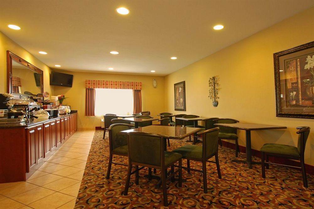 Super 8 By Wyndham Great Bend Hotel Ресторант снимка