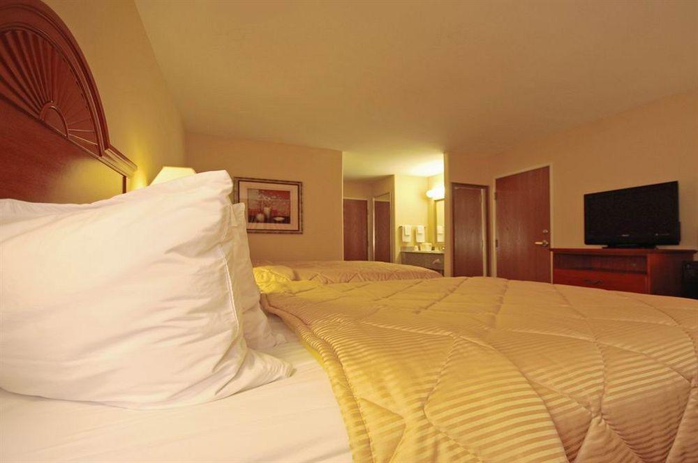 Super 8 By Wyndham Great Bend Hotel Екстериор снимка