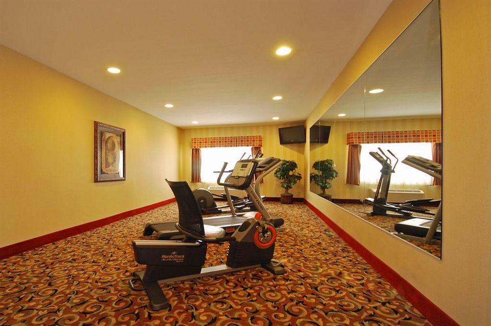 Super 8 By Wyndham Great Bend Hotel Екстериор снимка