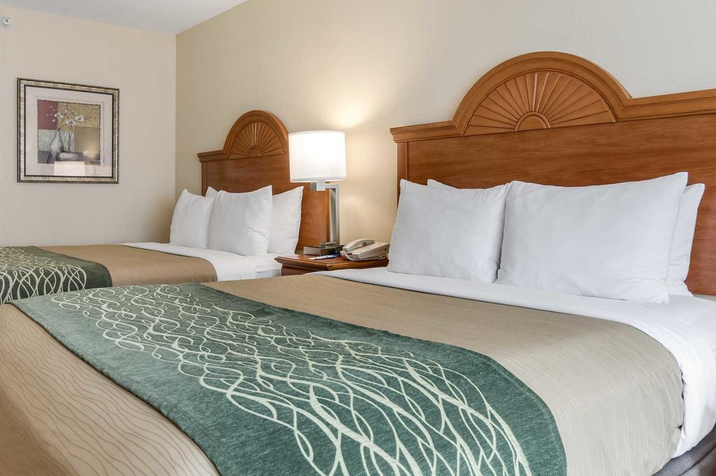 Super 8 By Wyndham Great Bend Hotel Екстериор снимка