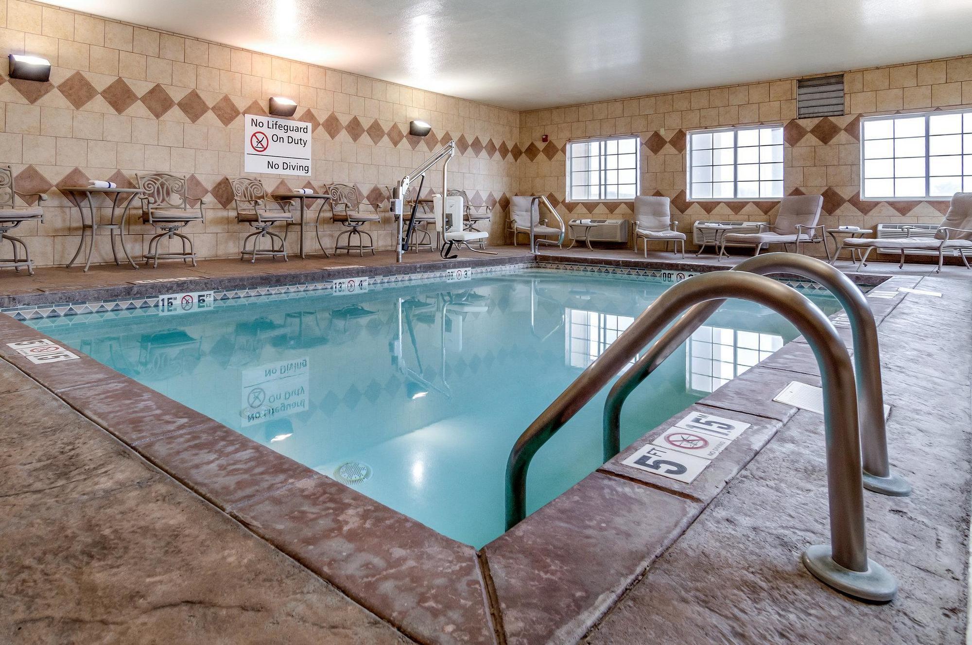 Super 8 By Wyndham Great Bend Hotel Екстериор снимка