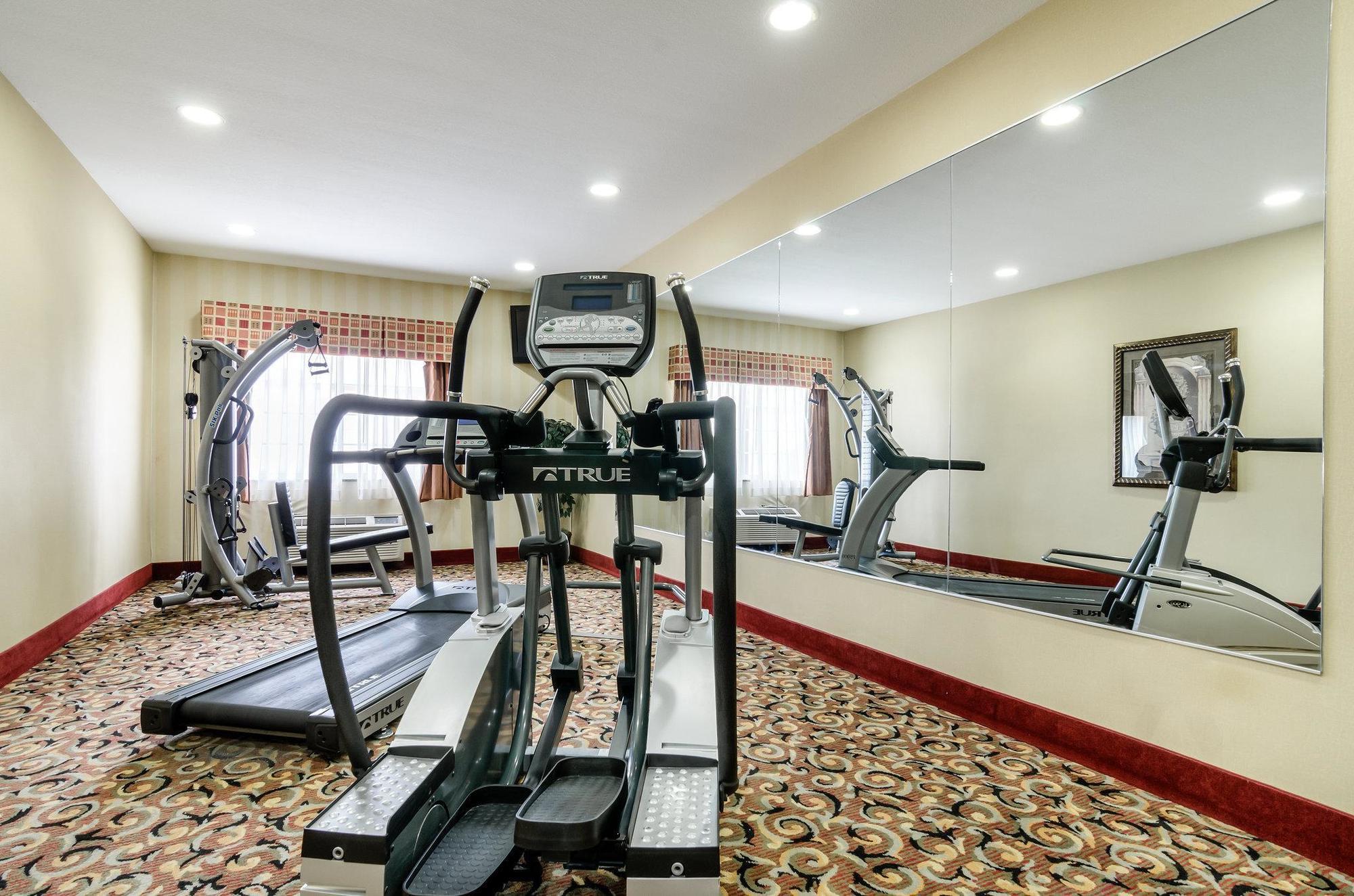 Super 8 By Wyndham Great Bend Hotel Екстериор снимка