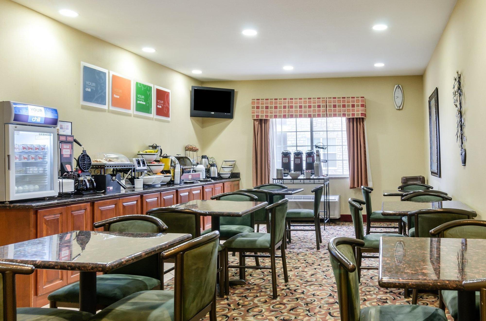Super 8 By Wyndham Great Bend Hotel Екстериор снимка
