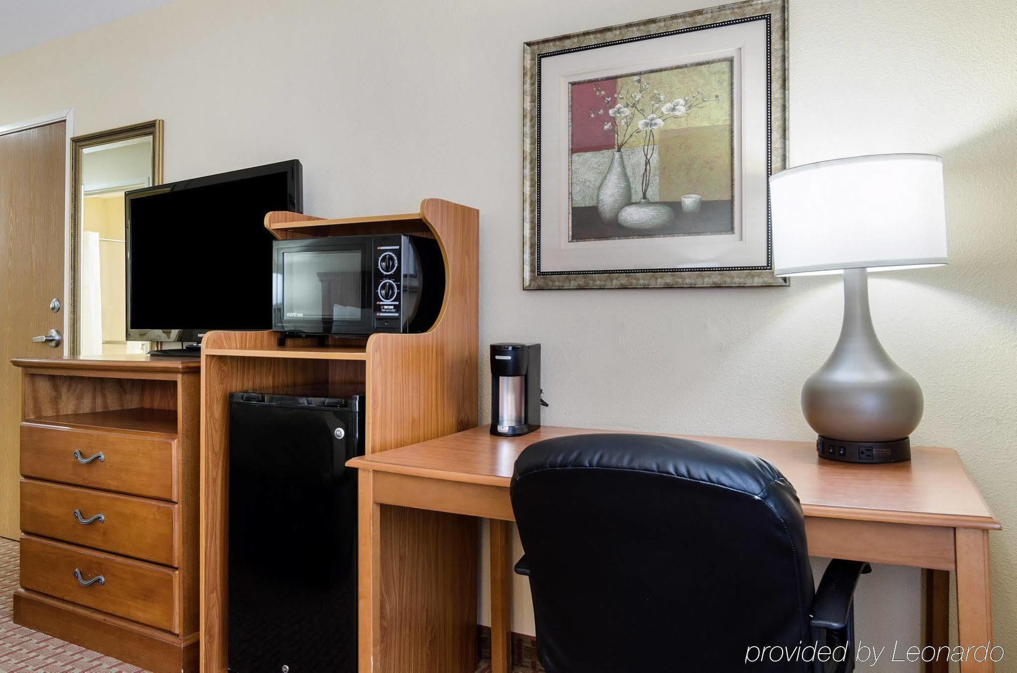 Super 8 By Wyndham Great Bend Hotel Екстериор снимка