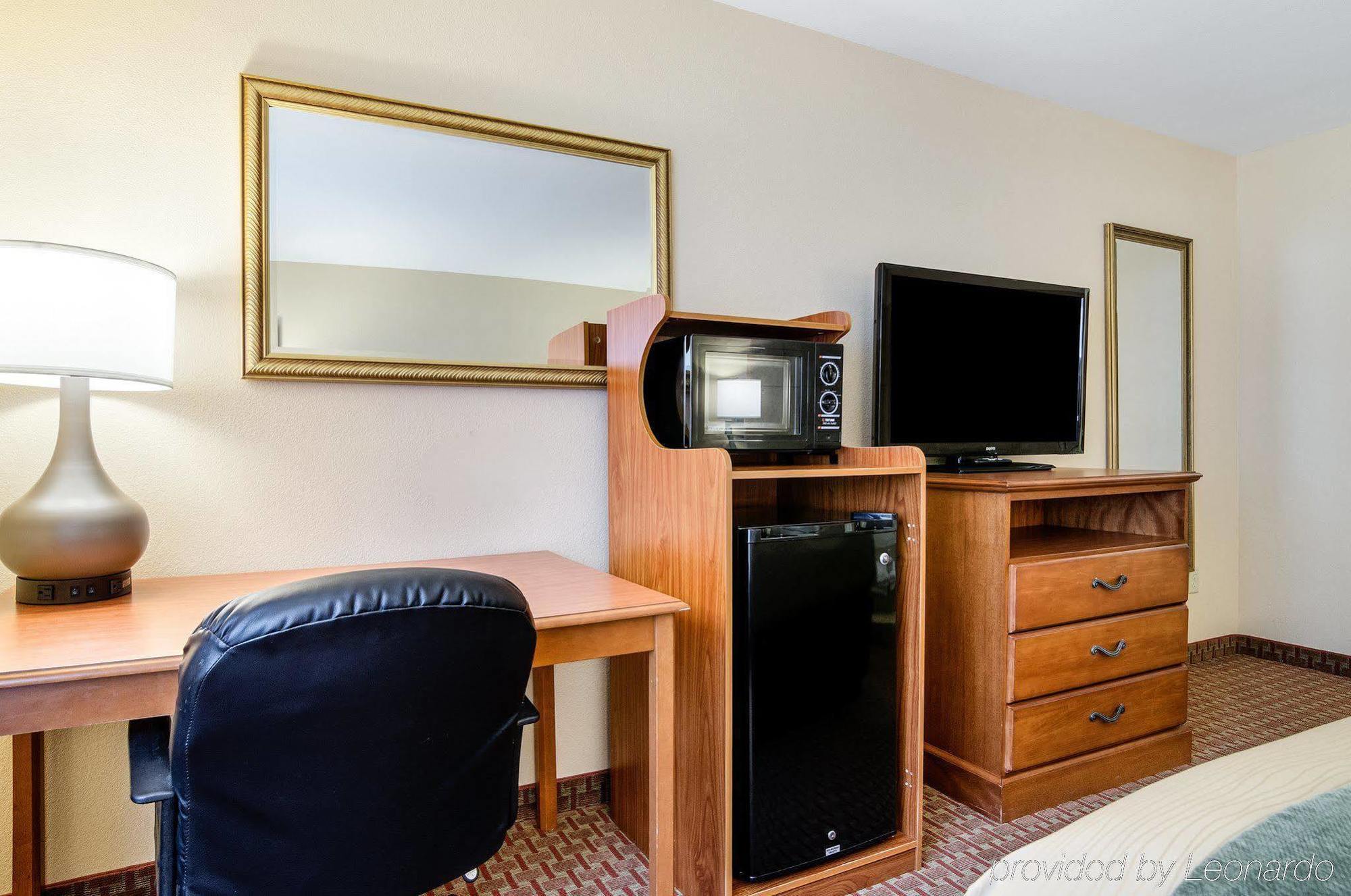 Super 8 By Wyndham Great Bend Hotel Екстериор снимка
