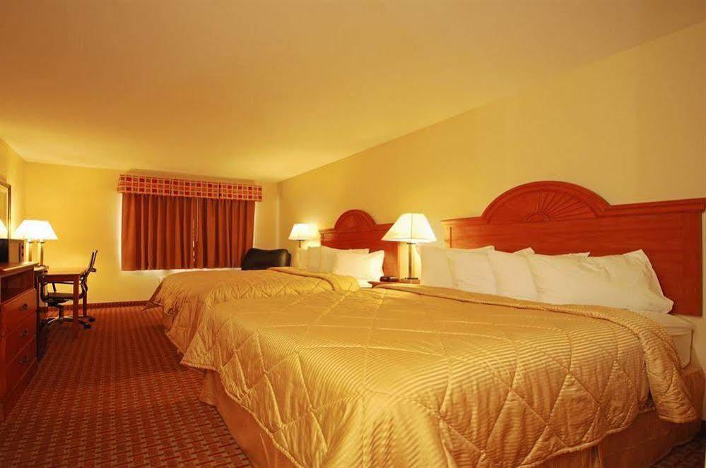 Super 8 By Wyndham Great Bend Hotel Екстериор снимка