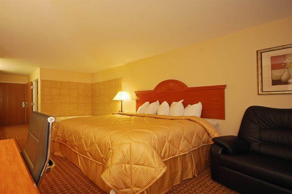 Super 8 By Wyndham Great Bend Hotel Стая снимка