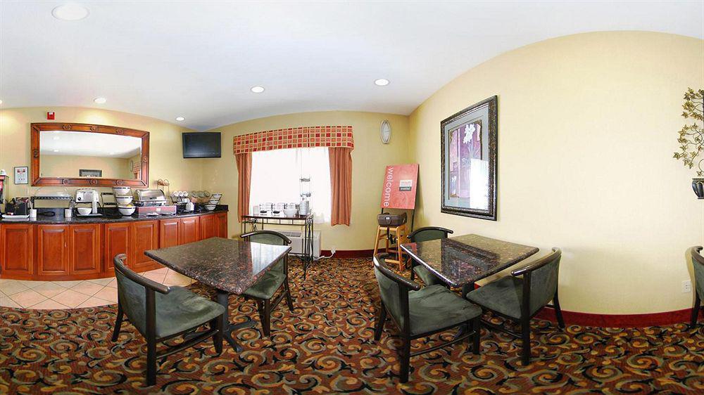 Super 8 By Wyndham Great Bend Hotel Екстериор снимка