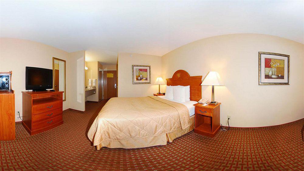 Super 8 By Wyndham Great Bend Hotel Екстериор снимка