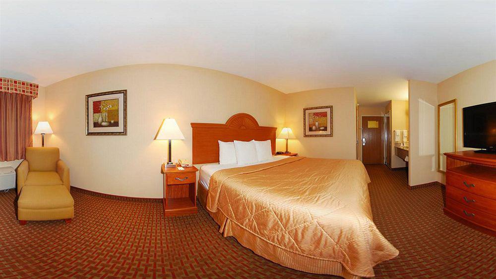 Super 8 By Wyndham Great Bend Hotel Екстериор снимка